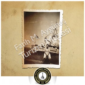 1948 yılında kıyıya demir atmış bir geminin önünden