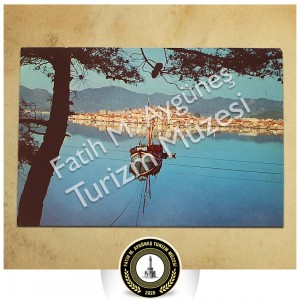 Marmaris kentine ve yeşil tepelerine uzaktan bakış
