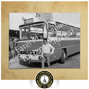 Otobüs önünde çekilen bir hatıra fotoğrafı